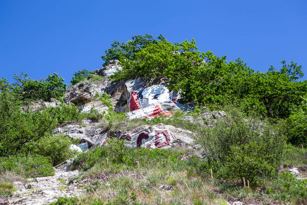 VIの岩の肖像画。レーニンだ。ピアティゴルスク。スタヴロポリ地方。ロシアだ。2021年5月20日 - 写真・画像