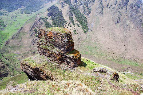 Dağların arka planına karşı kayalık. Digoria Dağı. Kuzey Osetya. - Rusya. 18 Mayıs 2021 - Fotoğraf, Görsel