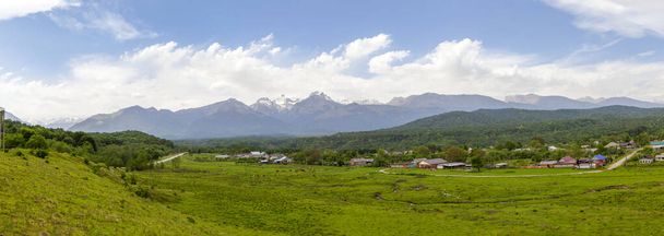De Digorskoe kloof. Noord-Ossetië. Rusland. 17 mei 2021 - Foto, afbeelding