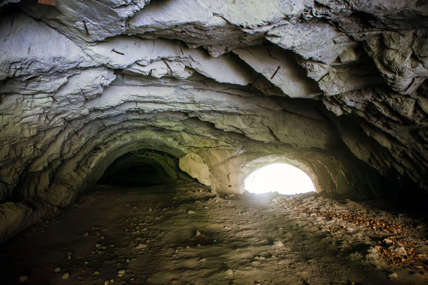 Bodrov 'un grubunu aradıkları eski tünelde. Karmadon Boğazı. Kuzey Osetya. - Rusya. 14 Mayıs 2021 - Fotoğraf, Görsel