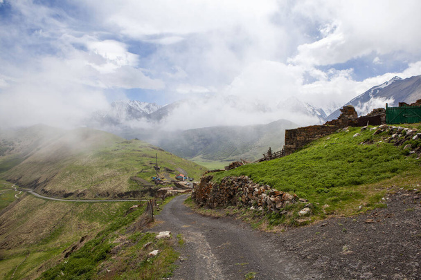 El pueblo de Kamunta. Mountain Digoria. Osetia del Norte. Rusia. 18 de mayo de 2021 - Foto, Imagen