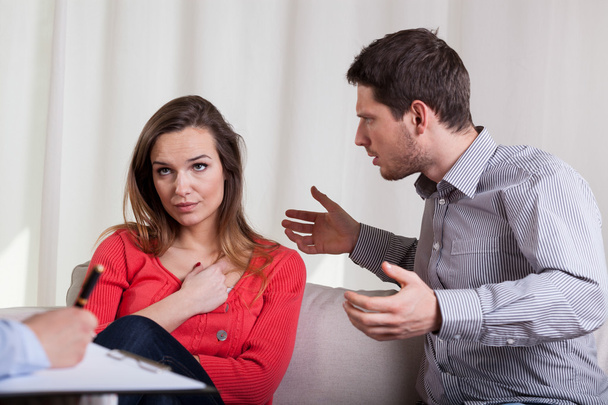 Couple having argument on therapy - 写真・画像