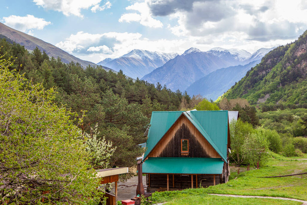 El campamento "Umbral del Cielo". El pueblo de Stur-Digora. Mountain Digoria. Osetia del Norte. Rusia. 18 de mayo de 2021 - Foto, Imagen