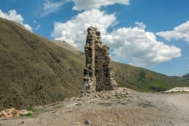 Uallagsyh köyünün kalıntıları. Kurtat Boğazı. Kuzey Osetya. - Rusya. 14 Mayıs 2021 - Fotoğraf, Görsel