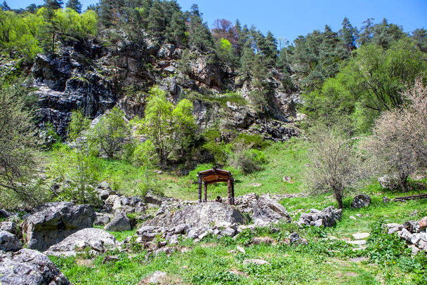 Um ponto de encontro para anciãos no Rekom Sanctuary. A aldeia de Dzuarikau. Ossétia do Norte. A Rússia. Maio 16, 2021 - Foto, Imagem