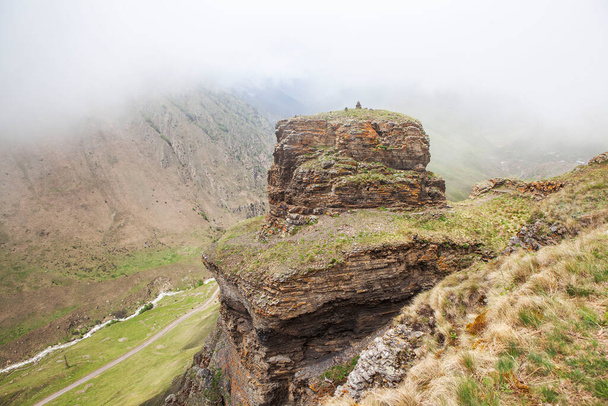 Roca-atípico en el fondo de las montañas. Mountain Digoria. Osetia del Norte. Rusia. 18 de mayo de 2021 - Foto, Imagen