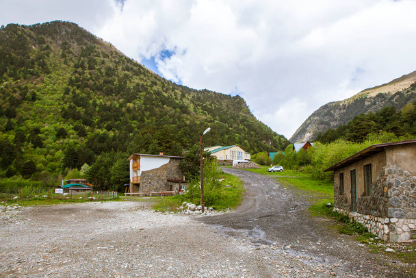 Místo tábora "Práh nebes". Vesnice Stur-Digora. Mountain Digoria. Severní Osetie. Rusko. 18. května 2021 - Fotografie, Obrázek