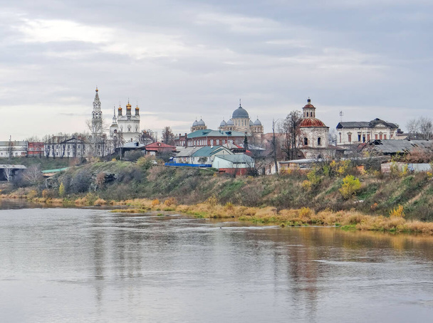 Kremlin, Trinity Katedrali, Şefaat Kilisesi ve Kutsal Haç Katedrali. Verkhoturye. - Rusya. 11 Ekim 2012 - Fotoğraf, Görsel