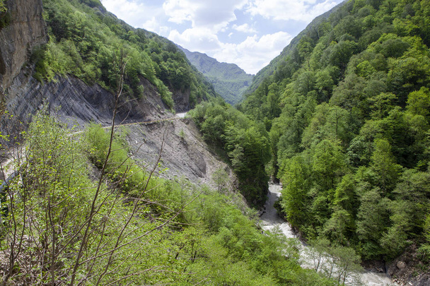 アクシュナ渓谷(ウルフ渓谷) 。Digorskoe峡谷。北オセチアだ。ロシアだ。2021年5月17日 - 写真・画像