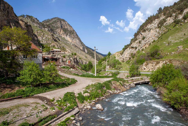 Der Fluss Fiagdon am Fuße des Berges Kariu-khokh. Dzivgis. Alagir. Nordossetien. Russland. 14. Mai 2021 - Foto, Bild