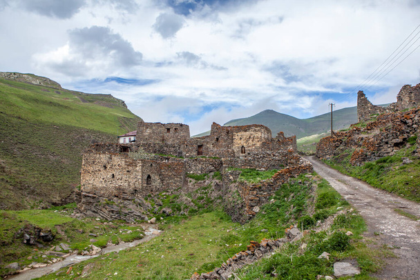 Complexe architectural médiéval de bâtiments résidentiels à plusieurs étages avec des tours. Mountain Digoria. Galiat. Ossétie du Nord. La Russie. 18 mai 2021 - Photo, image