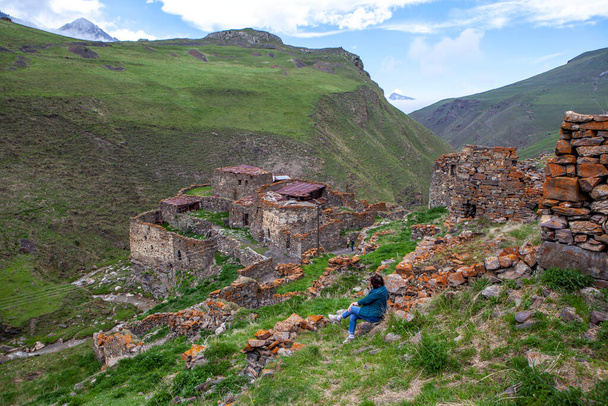 Complexe architectural médiéval de bâtiments résidentiels à plusieurs étages avec des tours. Mountain Digoria. Galiat. Ossétie du Nord. La Russie. 18 mai 2021 - Photo, image