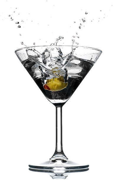 Cocktail splash with an olive over white - Foto, afbeelding