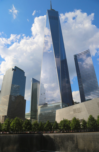 Freedom Tower, September 11 Museum and Reflection Pool with Waterfall in September 11 Memorial Park - Foto, immagini