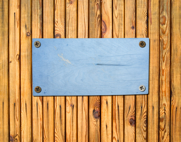 Cartel de madera contrachapada vacía atornillado a una pared de madera
 - Foto, imagen