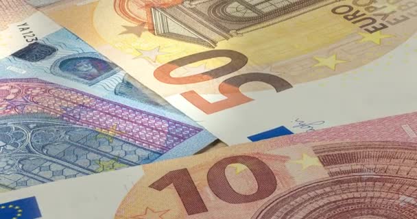 ユーロ紙幣の大きな山。多くのユーロ札が重なり合っています。欧州連合のお金の束。欧州連合の通貨。欧州中央銀行または欧州中央銀行の現金収支. - 映像、動画