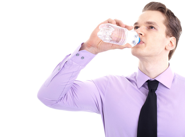 Uomo d'affari che beve acqua rinfrescante, isolato su sfondo bianco
 - Foto, immagini