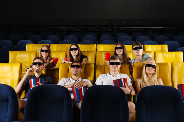 Молодые люди смотрят кино в кино
 - Фото, изображение