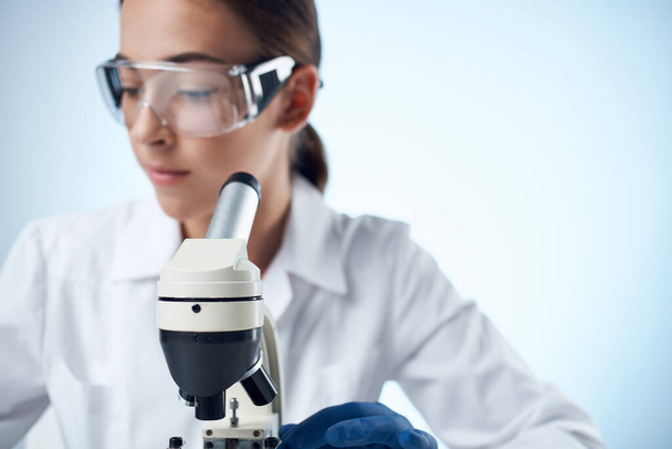 femme assistant de laboratoire microscope diagnostic recherche science - Photo, image
