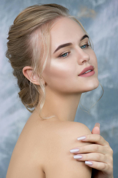Beautiful young woman with perfect skin and natural make up. Fashion model with professional make-up. SPA, wellness, bodycare and skincare concept. - Foto, afbeelding