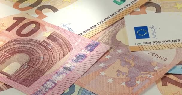 Een grote stapel eurobankbiljetten. Veel eurobiljetten liggen boven op elkaar. Veel geld van de Europese Unie. Valuta van het verenigde Europa. Kassaldo van de Europese Centrale Bank of ECB. - Video
