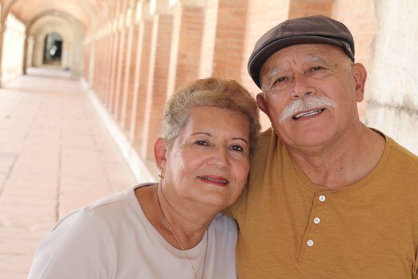 portrait de beau couple de personnes âgées à l'extérieur - Photo, image
