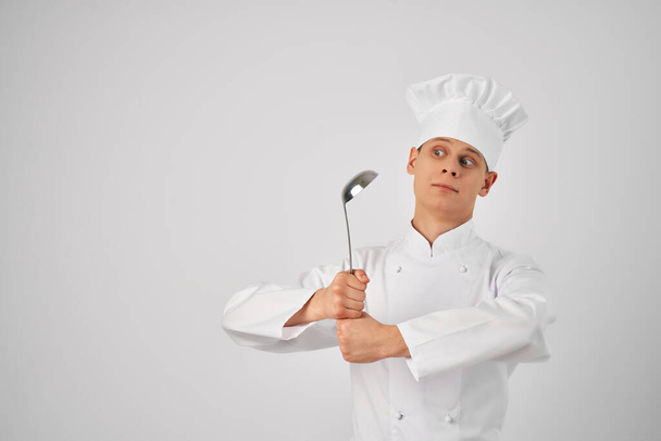 σεφ με μια κουτάλα στα χέρια Επαγγελματικό εστιατόριο μαγειρικής - Φωτογραφία, εικόνα