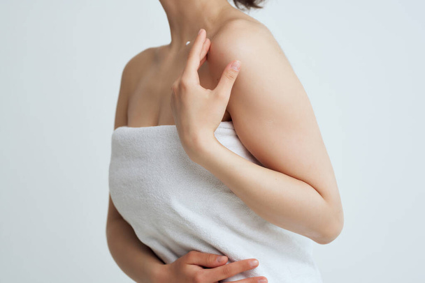donna con spalle nude in asciugamano pelle pulita vista ritagliata - Foto, immagini