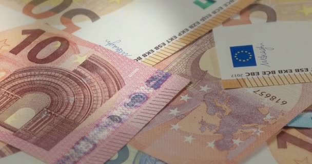 Una gran pila de billetes en euros. Muchos billetes de euro se encuentran uno encima del otro. Un montón de dinero de la Unión Europea. Moneda de la Europa unida. Saldo en efectivo del Banco Central Europeo o del BCE. - Imágenes, Vídeo