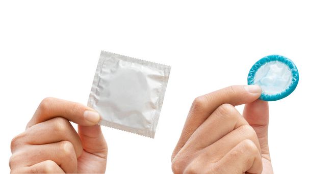 Männerhand hält Kondom isoliert auf weißem Hintergrund - Wege abschneiden - Foto, Bild