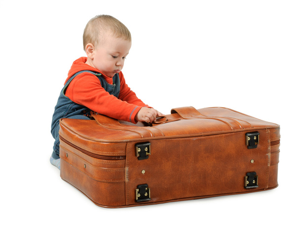 chlapec sbírá zavazadla - Fotografie, Obrázek