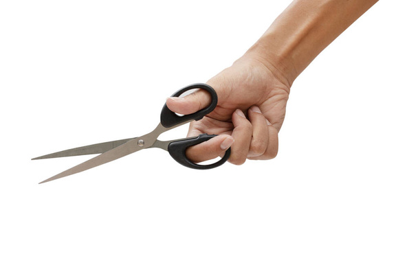 Рука тримає ножиці ізольовані на білому тлі відсічні контури
. - Фото, зображення