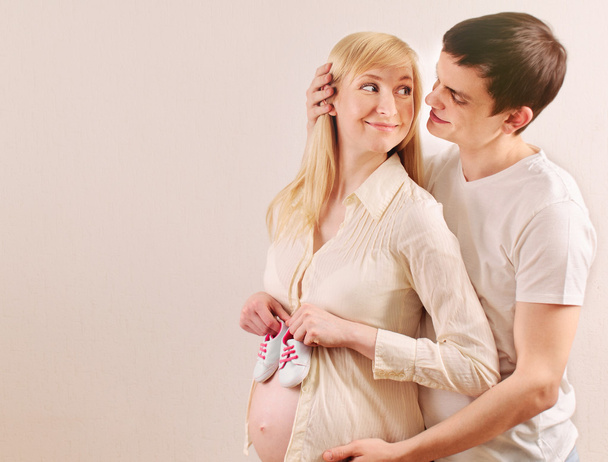 happy smile young pregnant couple expecting a baby with little s - Fotoğraf, Görsel
