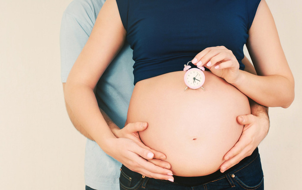 ευτυχής υγιή έγκυος γυναίκα με άντρα αναμονής μωρό - Φωτογραφία, εικόνα