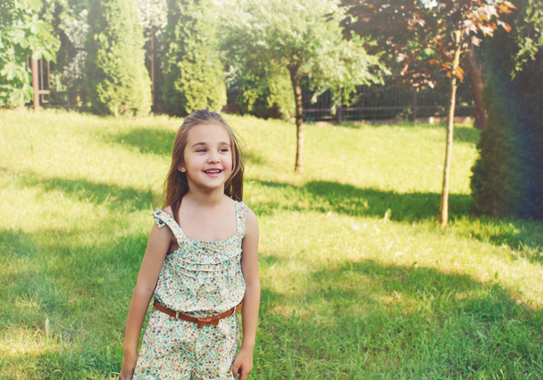 feliz sorrindo menina brincando fora no verão dia ensolarado
 - Foto, Imagem
