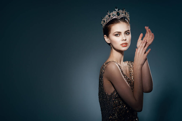 милая принцесса с короной на голове украшения роскошь темный фон - Фото, изображение