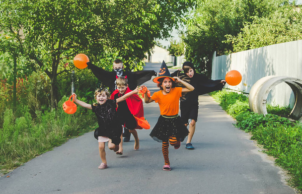 Los niños celebran Halloween disfrazados. Enfoque selectivo. Niños. - Foto, imagen
