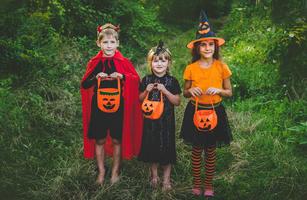 Les enfants célèbrent Halloween habillés en costumes. Concentration sélective. Les enfants. - Photo, image