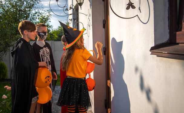Дети празднуют Хэллоуин, одетые в костюмы. Выборочный фокус. Дети. - Фото, изображение