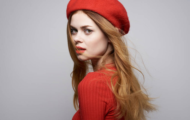 iloinen kaunis nainen punainen pusero ja hymy kosmetiikka tunteita ylellisyyttä - Valokuva, kuva