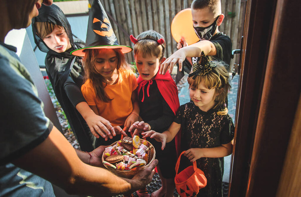 Los niños celebran Halloween disfrazados. Enfoque selectivo. Niños. - Foto, imagen