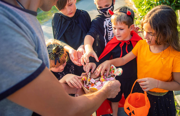Kinderen vieren Halloween gekleed in kostuums. Selectieve focus. Kinderen. - Foto, afbeelding
