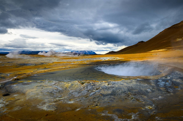 Piscina de barro humeante en la zona geotérmica de Hverir en Islandia - Foto, Imagen
