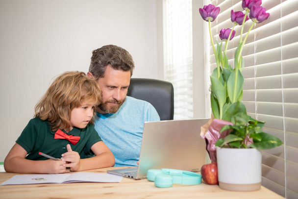 pai barbudo ou escola tutor particular ensinando menino filho com laptop moderno, comprar online - Foto, Imagem