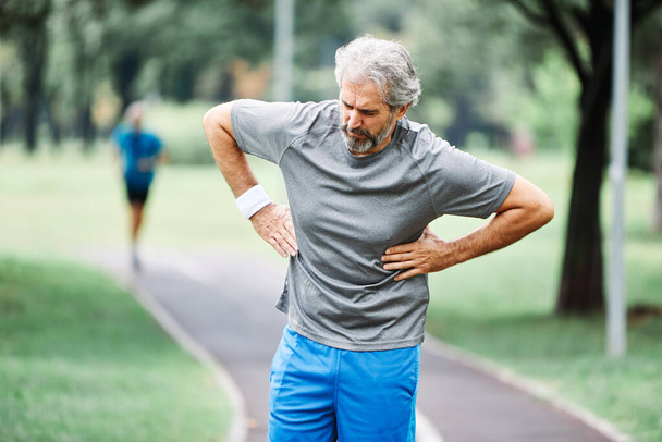 senior hombre corriendo ejerciendo deporte fitness pecho dolor ataque al corazón - Foto, Imagen