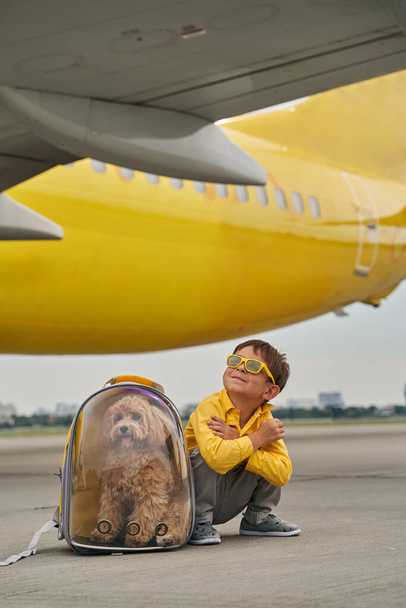 男性の子供と彼のペット飛行場で - 写真・画像