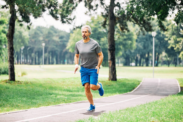 senior muž běží cvičení sportovní fitness aktivní fit - Fotografie, Obrázek