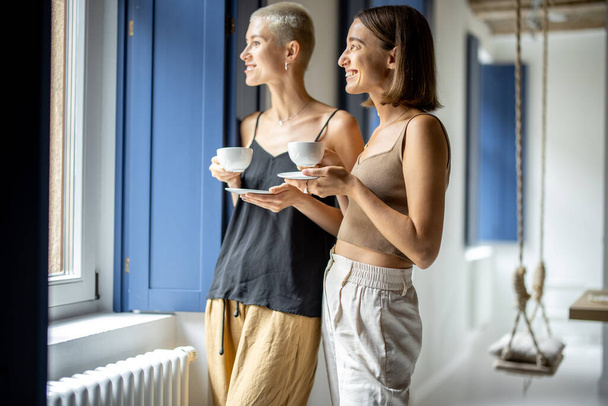 Lesbian couple with coffee at home - Foto, Imagem