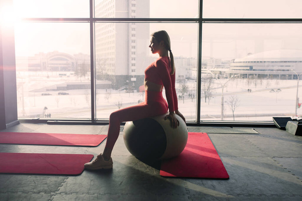 Genç kaslı kadın spor salonunda spor paspası üzerinde vücut egzersizi yapıyor, sağlık kulübünde şınav çekiyor.. - Fotoğraf, Görsel