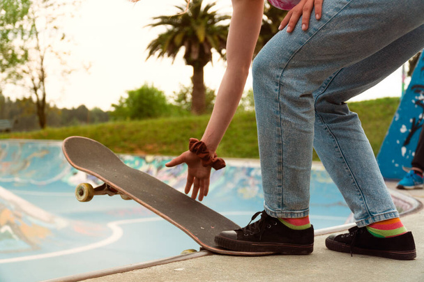 Adolescente skatista menina patinação e se divertindo em um parque de skate - Foto, Imagem